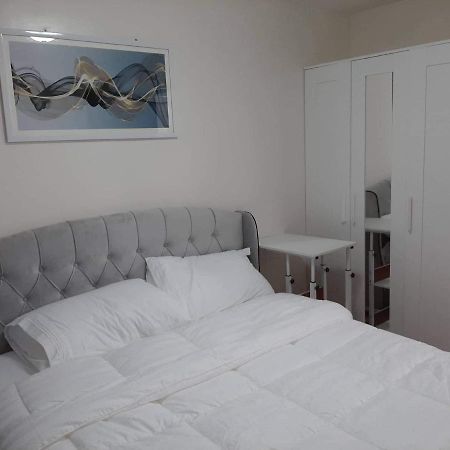 Lovely 2 Bedroom Condo With Free Secured Parking Manila Bagian luar foto