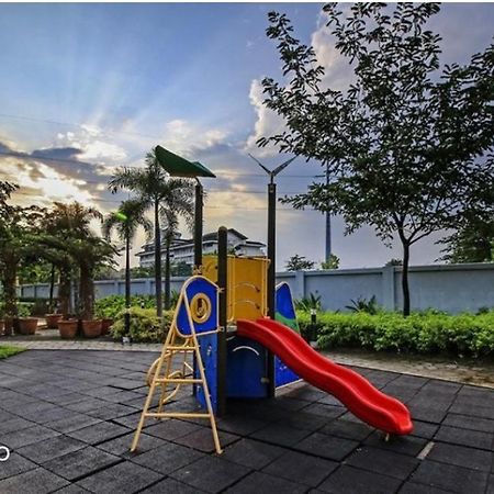 Lovely 2 Bedroom Condo With Free Secured Parking Manila Bagian luar foto